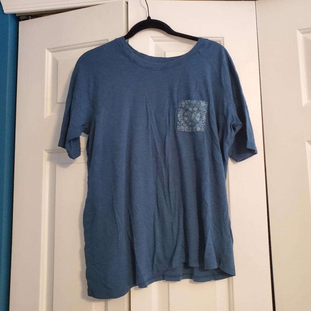 Short-sleeved soft tee with decorated pocket